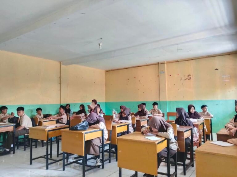 Suasana belajar di kelas PKBM Al-Mumtaaz, Desa Sukasarana, Kecamatan Karangtengah, Kabupaten Cianjur. Pengelola menegaskan bahwa data peserta didik terinput secara riil dalam Dapodik, pengelolaan dana BOS dijalankan akuntabel, serta proses perpanjangan izin operasional sedang ditempuh sesuai regulasi.