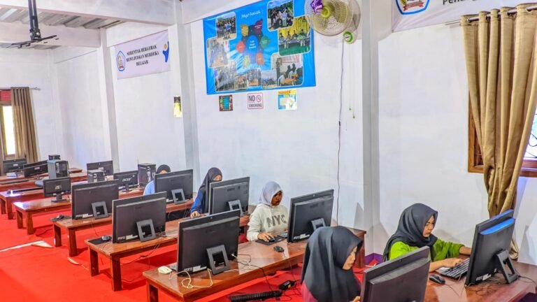 DUNIA DIGITAL TAK BISA DIHINDARI, PKBM HALIMATUSSA'DIYAH SIAPKAN SISWA HADAPI ERA MODERN