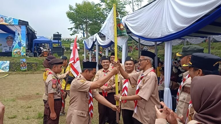 Poto : Penyerahan bendera gema tunas dari ketua dpw fk pkbm jabar heru soleh kepada ketua dpd fk pkbm Garut, Uleh Abdullah disaksikan Ketua DPD FK PKBM Cianjur Deni Abdul Kholik dan Kadisdik Cianjur Ruhli Solehudin