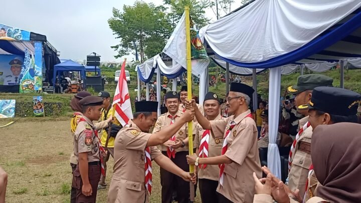 Poto : Penyerahan bendera gema tunas dari ketua dpw fk pkbm jabar heru soleh kepada ketua dpd fk pkbm Garut, Uleh Abdullah disaksikan Ketua DPD FK PKBM Cianjur Deni Abdul Kholik dan Kadisdik Cianjur Ruhli Solehudin