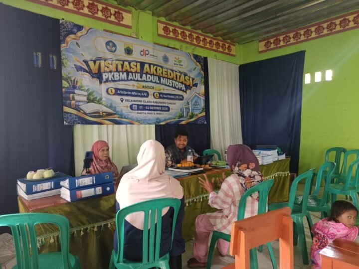 Tim asesor melakukan verifikasi dokumen akreditasi Program Paket A, Paket B, dan Paket C bersama pengelola PKBM Auladul Mustopa dalam rangka visitasi akreditasi yang berlangsung pada 1–3 Oktober 2026.